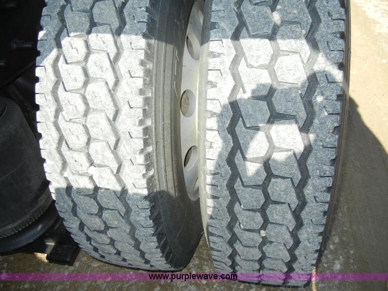 image for item C4014 1999 Volvo VN semi truck