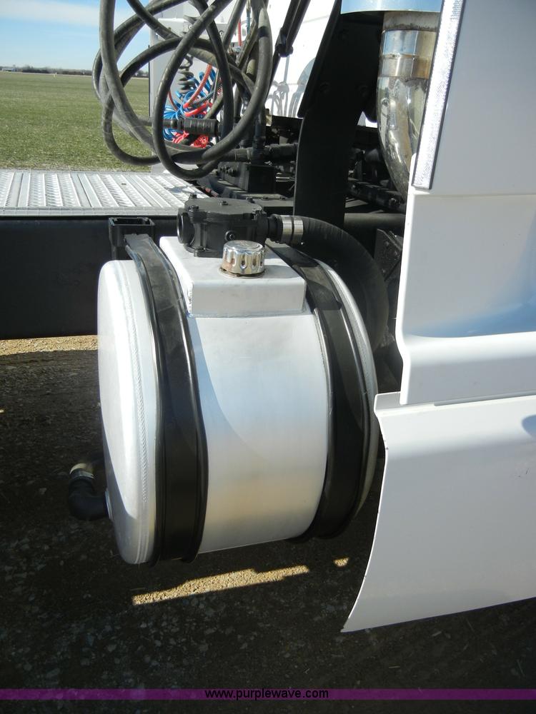 image for item C4014 1999 Volvo VN semi truck