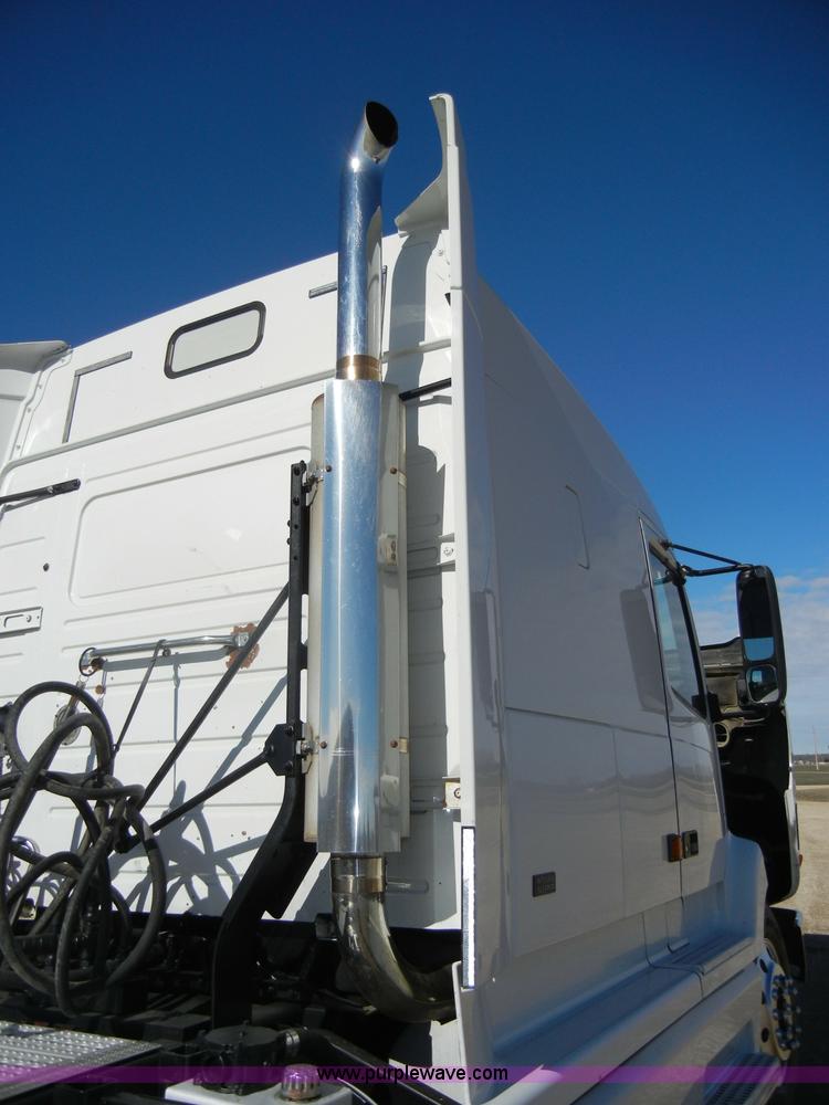 image for item C4014 1999 Volvo VN semi truck