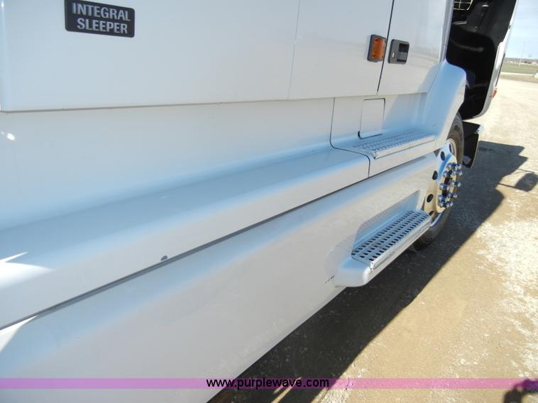 image for item C4014 1999 Volvo VN semi truck