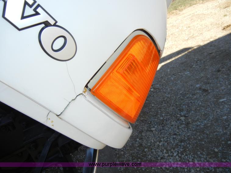 image for item C4014 1999 Volvo VN semi truck