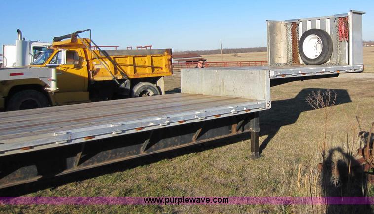 image for item C5269 1996 Fruehauf 48' step deck trailer