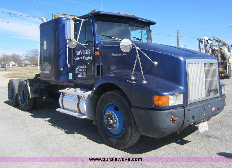 image for item C5295 1994 International 9400 semi truck