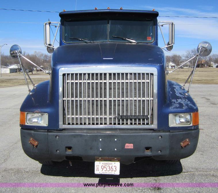 image for item C5295 1994 International 9400 semi truck