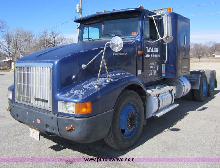 image for item C5295 1994 International 9400 semi truck