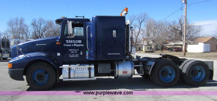 image for item C5295 1994 International 9400 semi truck