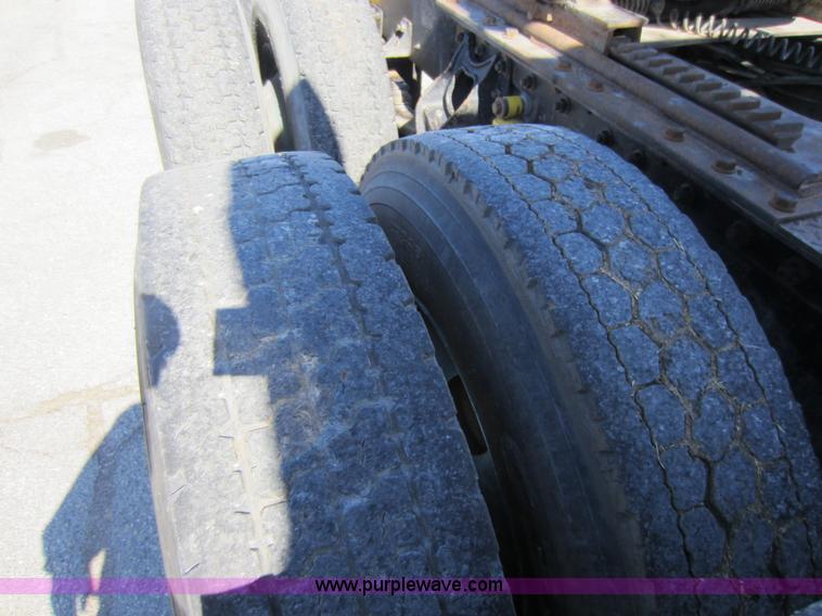 image for item C5295 1994 International 9400 semi truck