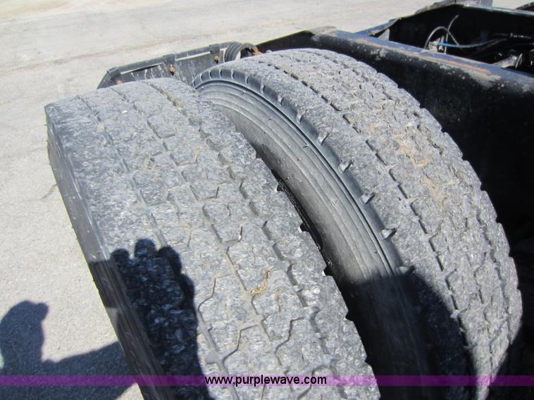 image for item C5295 1994 International 9400 semi truck