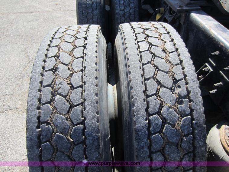 image for item C5295 1994 International 9400 semi truck