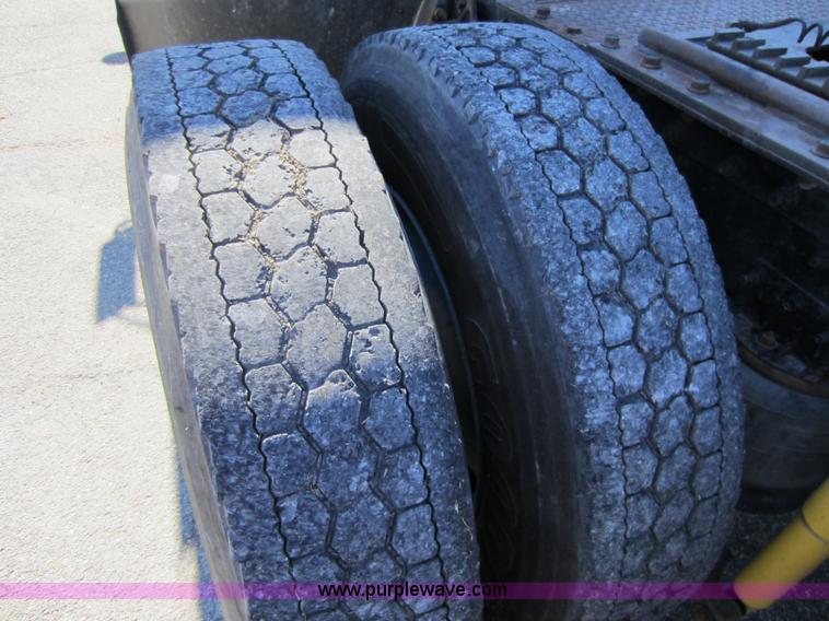 image for item C5295 1994 International 9400 semi truck