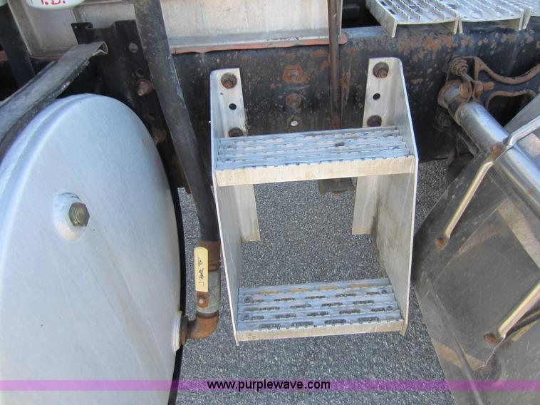 image for item C5295 1994 International 9400 semi truck