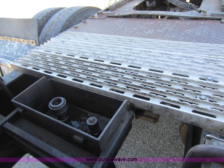 image for item C5295 1994 International 9400 semi truck