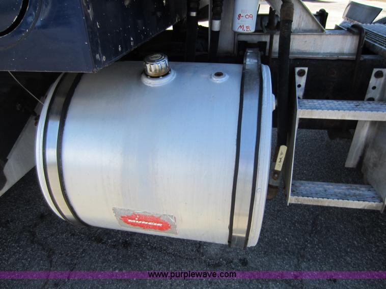 image for item C5295 1994 International 9400 semi truck