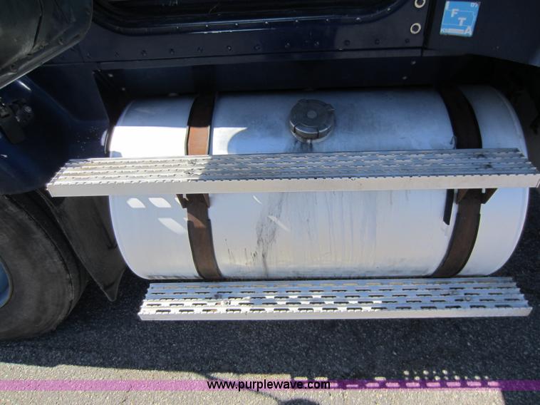 image for item C5295 1994 International 9400 semi truck