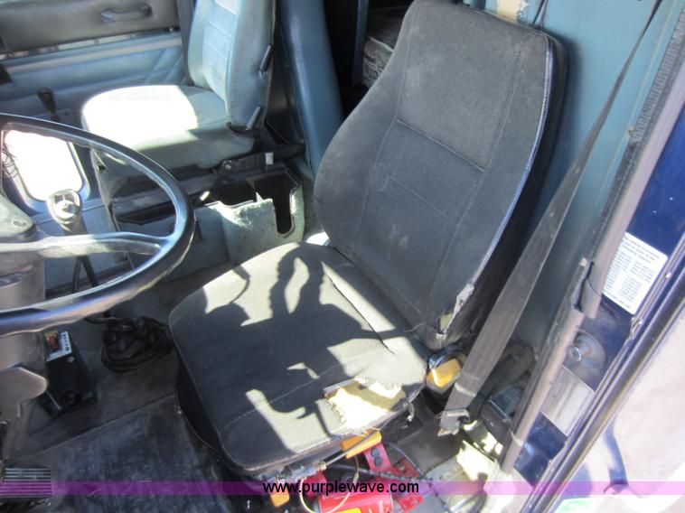 image for item C5295 1994 International 9400 semi truck