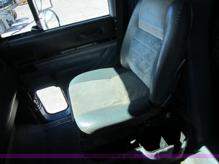 image for item C5295 1994 International 9400 semi truck