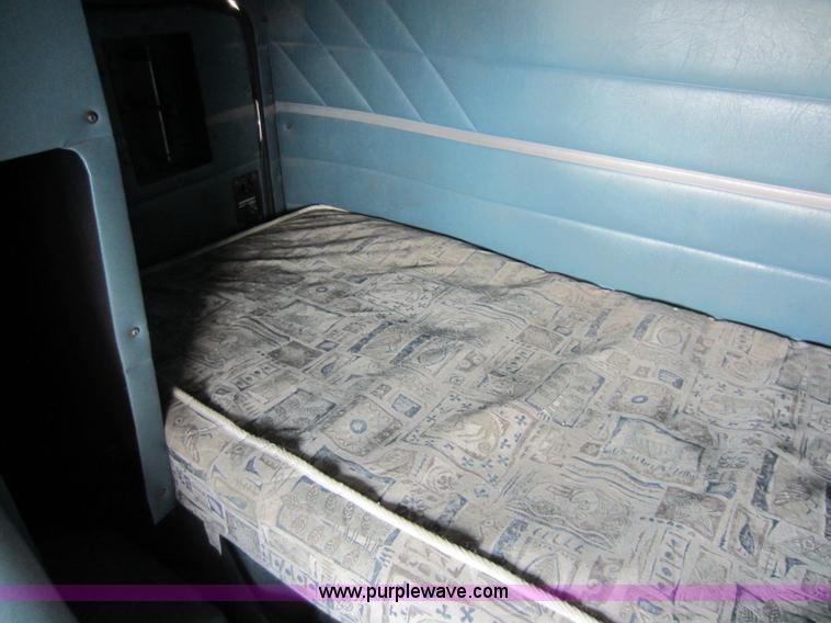 image for item C5295 1994 International 9400 semi truck