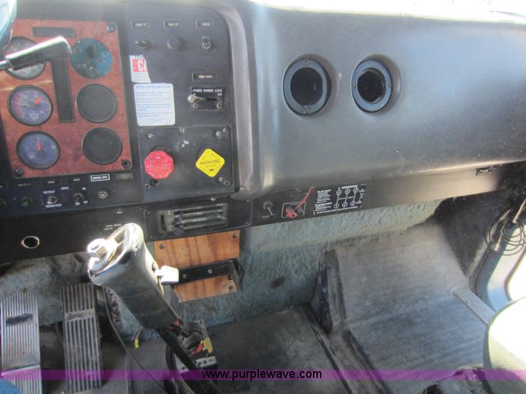 image for item C5295 1994 International 9400 semi truck