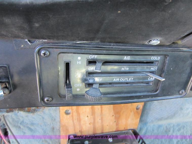 image for item C5295 1994 International 9400 semi truck