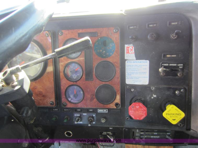 image for item C5295 1994 International 9400 semi truck