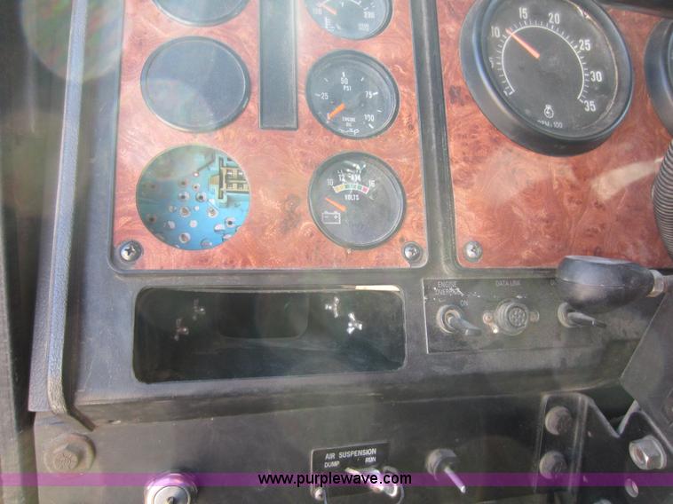 image for item C5295 1994 International 9400 semi truck