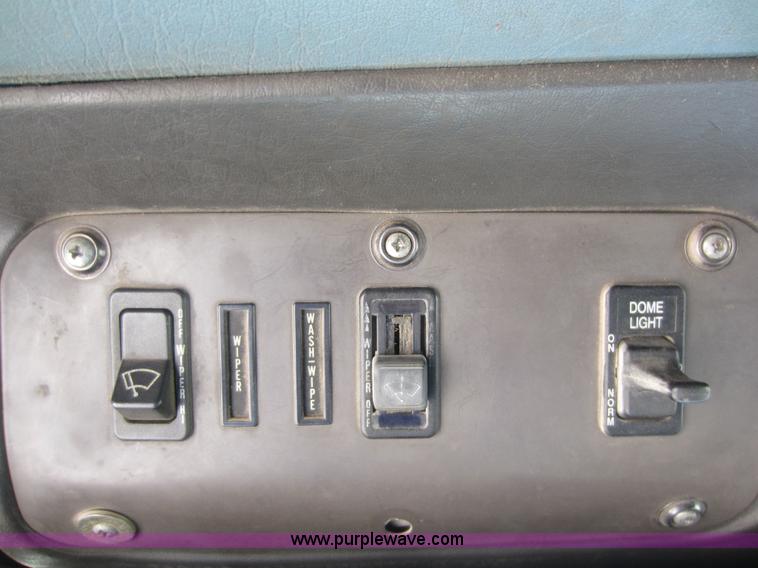 image for item C5295 1994 International 9400 semi truck