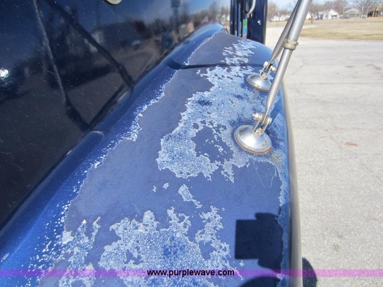 image for item C5295 1994 International 9400 semi truck