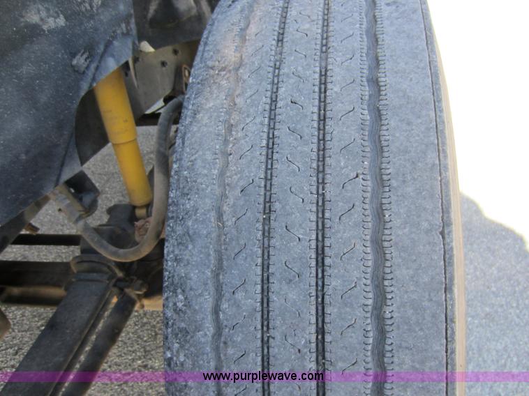 image for item C5295 1994 International 9400 semi truck