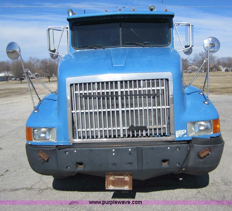 image for item C5300 1994 International 9400 semi truck