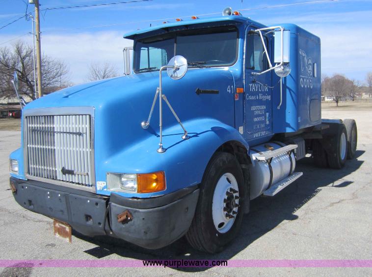 image for item C5300 1994 International 9400 semi truck