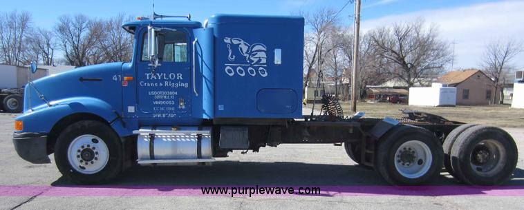 image for item C5300 1994 International 9400 semi truck