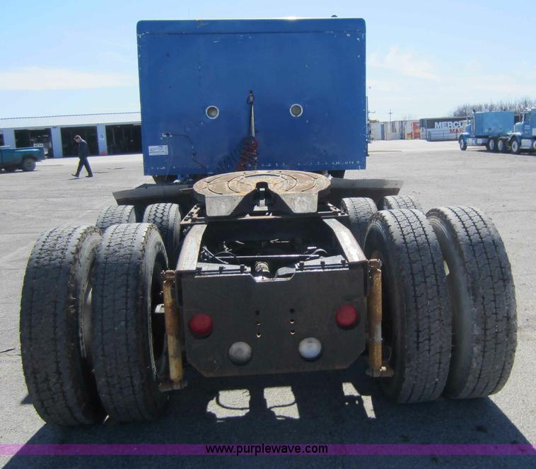 image for item C5300 1994 International 9400 semi truck