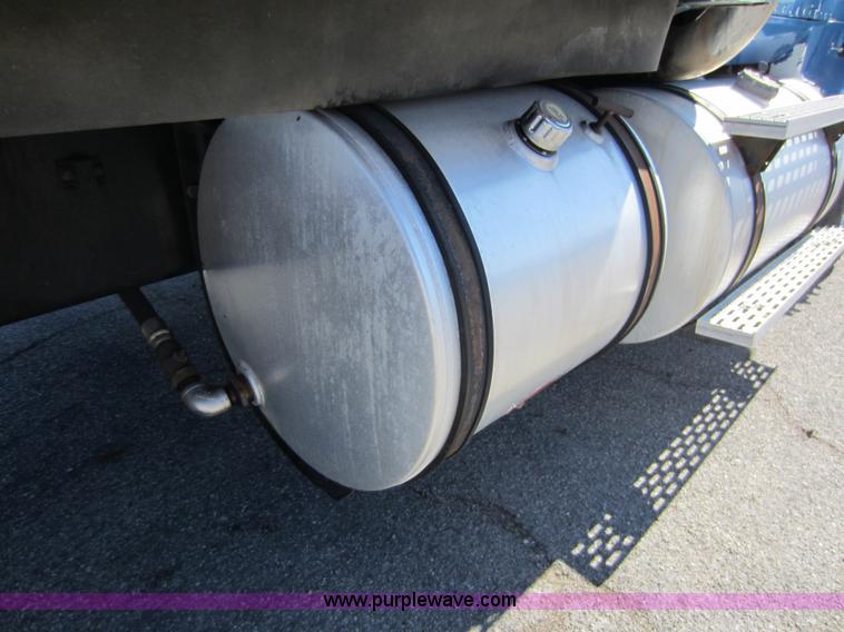 image for item C5300 1994 International 9400 semi truck