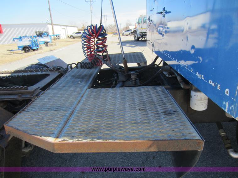 image for item C5300 1994 International 9400 semi truck