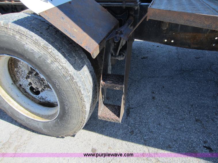 image for item C5300 1994 International 9400 semi truck