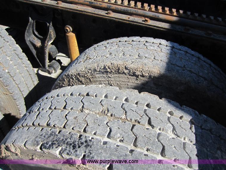 image for item C5300 1994 International 9400 semi truck