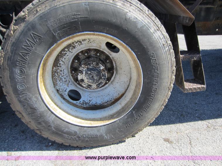 image for item C5300 1994 International 9400 semi truck