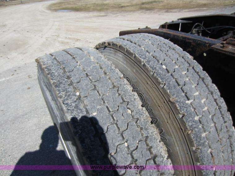 image for item C5300 1994 International 9400 semi truck