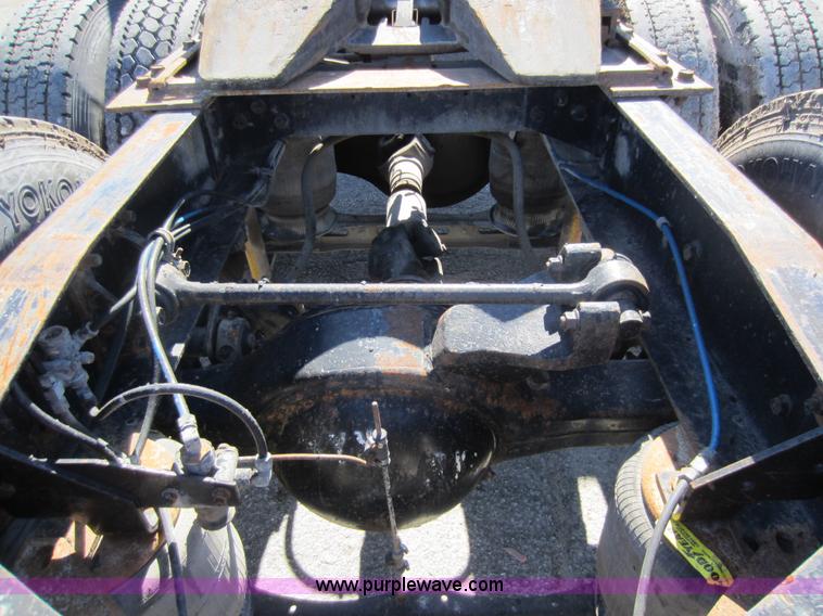 image for item C5300 1994 International 9400 semi truck