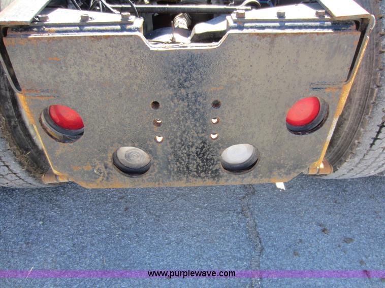 image for item C5300 1994 International 9400 semi truck