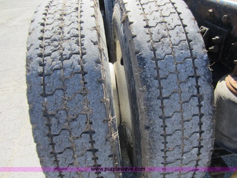 image for item C5300 1994 International 9400 semi truck