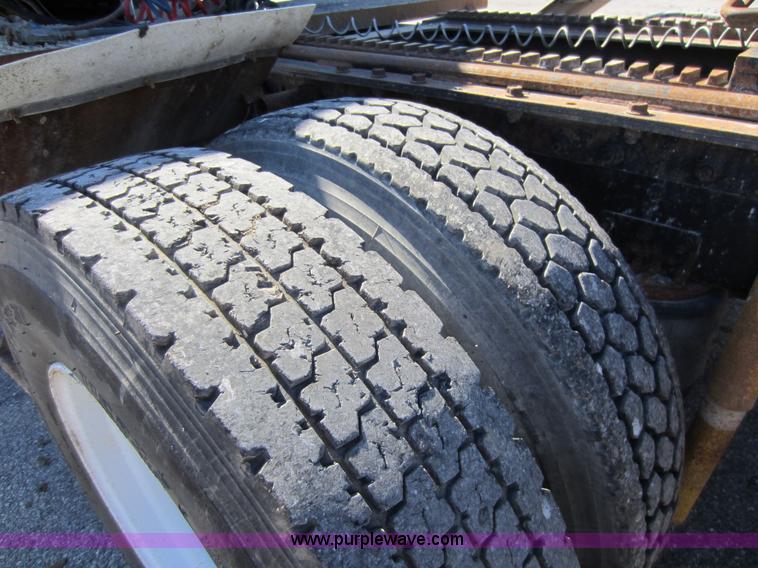 image for item C5300 1994 International 9400 semi truck