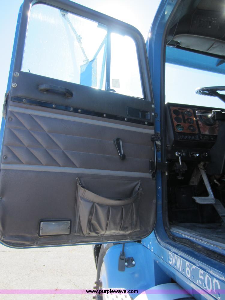 image for item C5300 1994 International 9400 semi truck