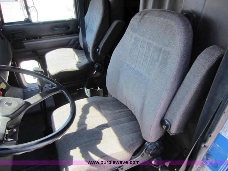 image for item C5300 1994 International 9400 semi truck