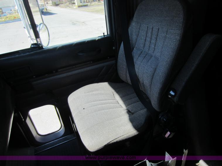 image for item C5300 1994 International 9400 semi truck