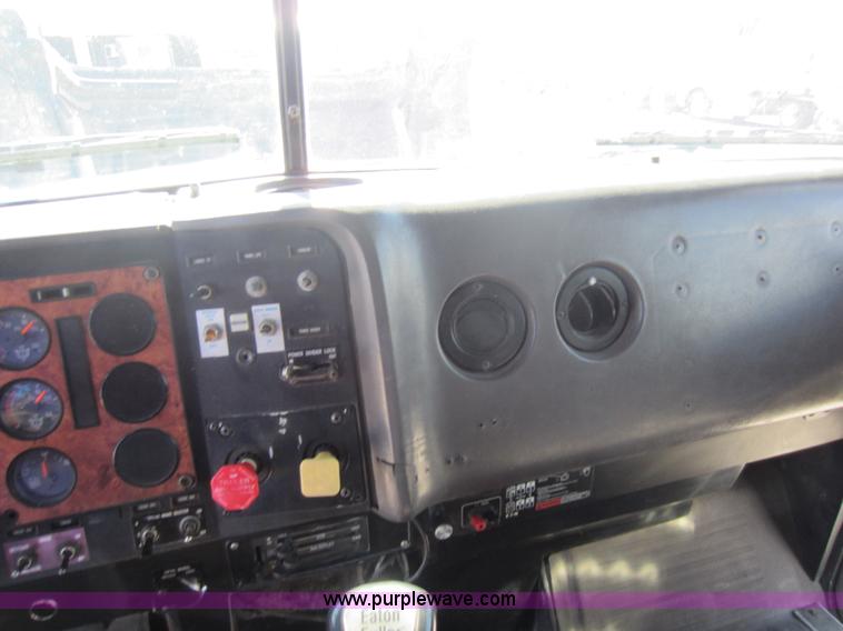 image for item C5300 1994 International 9400 semi truck