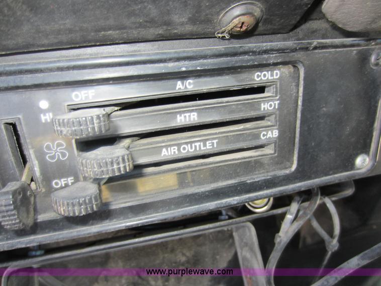 image for item C5300 1994 International 9400 semi truck