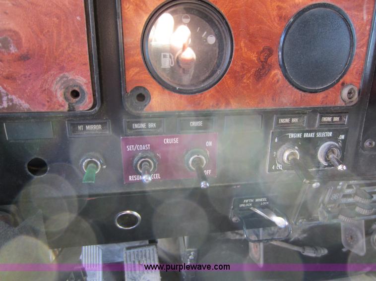 image for item C5300 1994 International 9400 semi truck