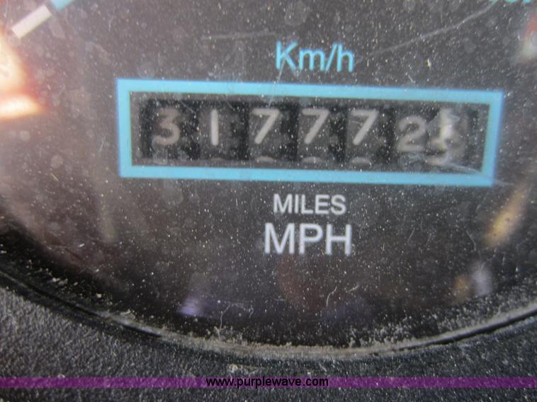 image for item C5300 1994 International 9400 semi truck