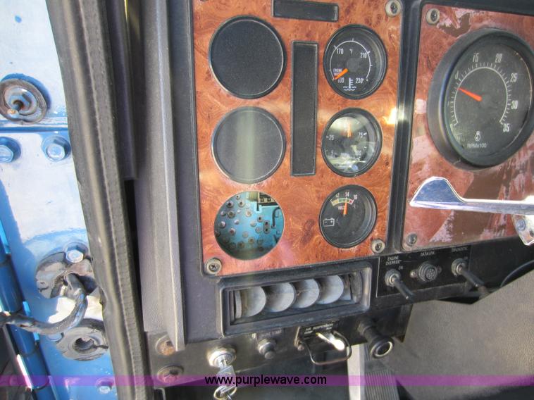 image for item C5300 1994 International 9400 semi truck